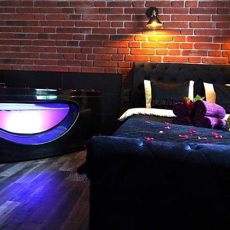 Jacuzzi Spa Black Apartment Krasków Exterior foto