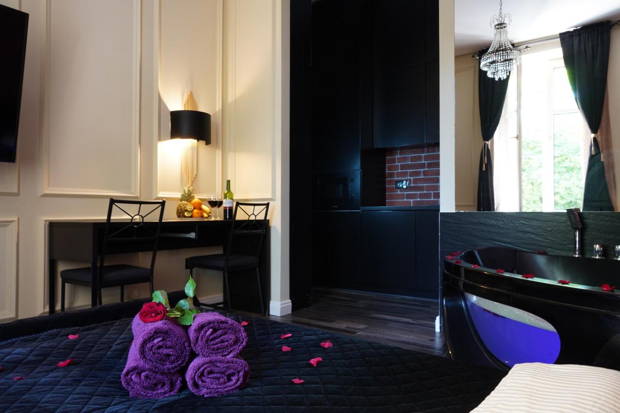 Jacuzzi Spa Black Apartment Krasków Exterior foto