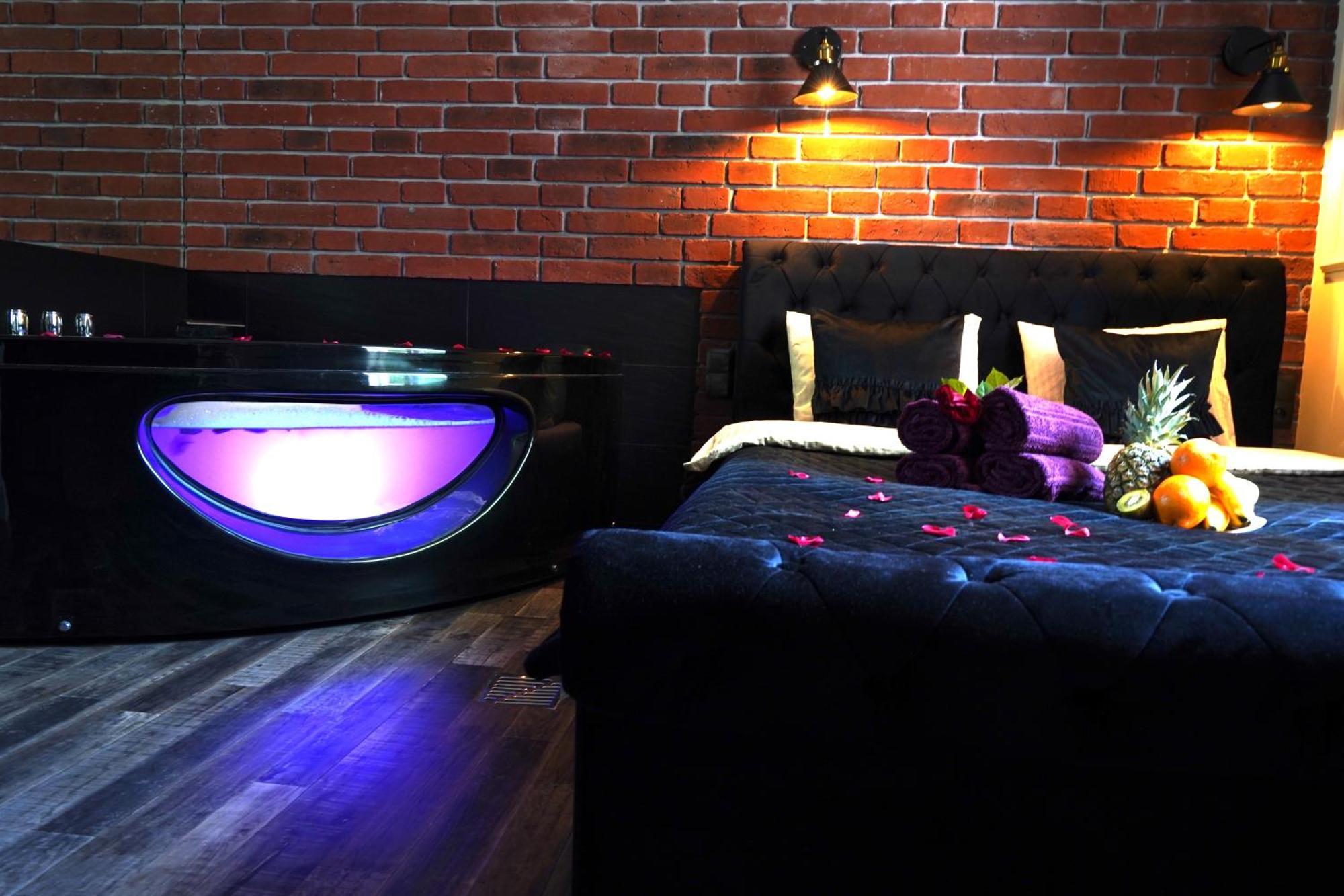 Jacuzzi Spa Black Apartment Krasków Exterior foto